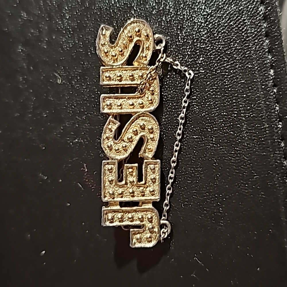 Vtg 90s Gold Tone "JESUS" Pin
